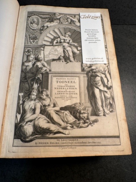 Halma, François, en M. Brouërius van Nidek Tooneel der Vereenigde Nederlanden en onderhorige landschappen, geopent in een algemeen historisch, genealogisch, geographisch en staatkundig woordenboek. 2 delen in een band. Leeuwarden: H. Halma, 1725.
