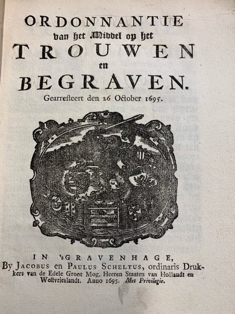 ORDONNANTI Ordonnantie van het middel op het trouwen en begraven, gearresteerd den 26 October 1695. 's-Gravenhage 1695, 11 p. Met: Nader publicatie tot elucidatie en ampliatie op de ordonnantie van het middel op het trouwen en begraven, gearresteert den 3 December 1