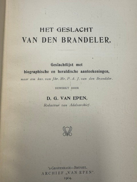 Epen, D.G. van Het geslacht Van den Brandeler. 's-Gravenhage 1904, 53 p., geïll. ongesneden.
