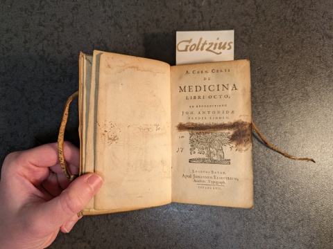 Celsus, Aurelius Cornelius De medicina libri octo, ex recognitione Joh. Antonidae van der Linden. Leiden, J. Elzevier, 1657.