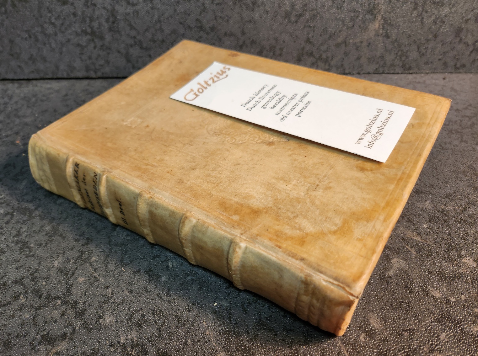 Long, I.le / A. Rademaker, - Kabinet van Nederlandsche en Kleefsche outheden (....) beschreven door Isaac le Long en in 300 verscheide printtafereelen vertoont door Abr. Rademaker, deel III, Amsterdam, Schoonenberg 1732. 4o, 328 pag., gebonden in geheel perkamenten band uit de tijd, gell. Goed exemplaar. 