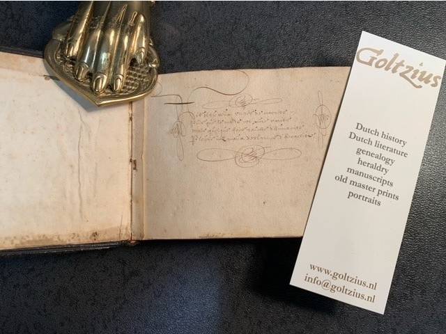 BUCQUOY, DE; DE SMETH; DE LEEUW--- Familieboekje met aantekeningen uit de jaren 1609 tot 1715, in het Frans en in het Nederlands, betreffende de families De Bucquoy en De Smeth. Ca. 100 beschreven pagina's in een oblong, in leer gebonden, boekje. Goud op