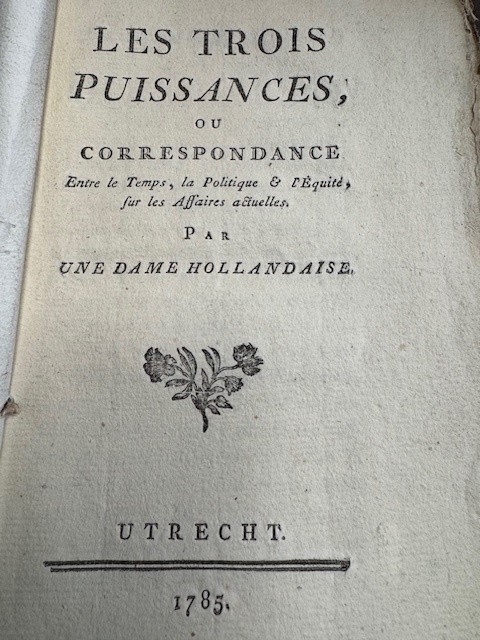 - Les trois puissances, ou correspondance entre le temps, la politique & l'equite sur les affaires actuelles. Par une dame Hollandaise. Utrecht, 1785.