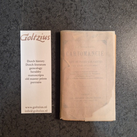 La grande cartomancie ou l'art de faire les cartes aux autres et à soi mème et d'y lire le passé, le présent et l'avenir, d'après les combinaisons francaise, allemande et espagnole la methode italienne de grand Etteilla suivi de la chiromancie & de la phy