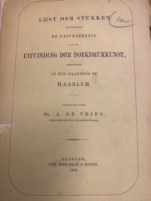 DE VRIES, A, Lijst der stukken betrekkelijk de geschiedenis van de uitvinding der boekdrukkunst berustende op het raadhuis te Haarlem