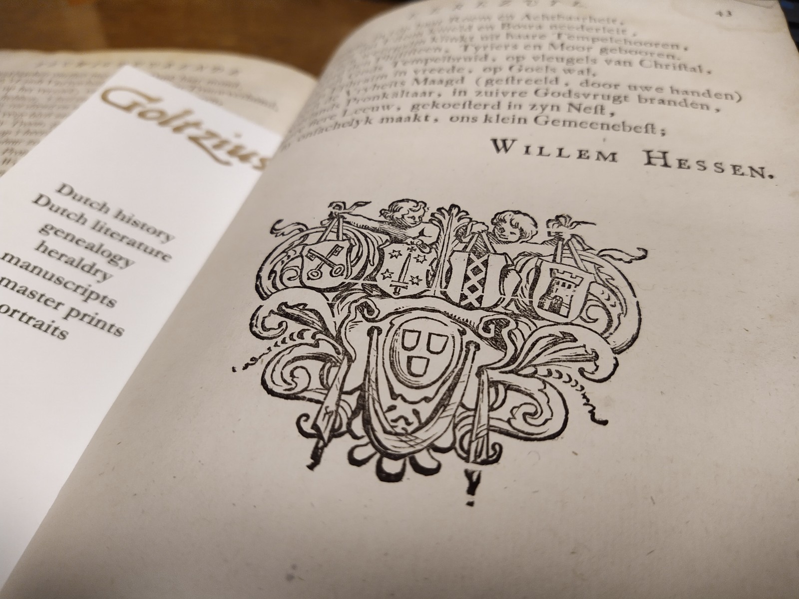 HESSEN, WILLEM, Eeuwigduurende Eerezuyl, Opgerecht voor de Luyster der Mildaadigheid, als de Vaderen des Vaderlands, Op de Liefdaadige voorspraak, van haare Eedele Groot Achtbaaren, de Heeren Burgermeesteren Vryheyd vergunden, van Land en Stad's Gerechtigheeden, aan het