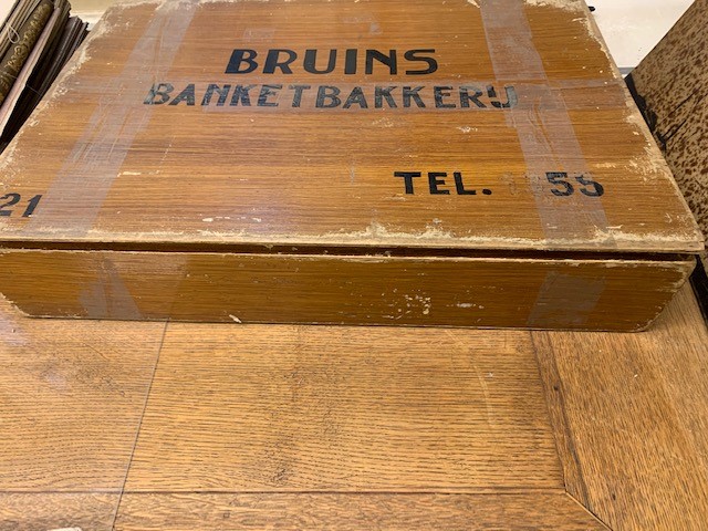 - Bruins Banketbakkerij 21, Tel. 55 wooden box.