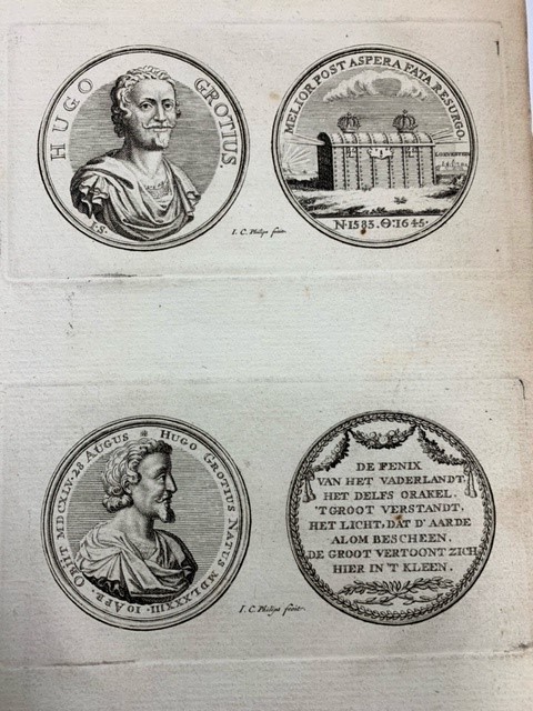 Hugo de Groot/Hugo Grotius, engraving of two medals with portraits and text, as well as the book chest in which Hugo de Groot escaped from Loevestein castle.