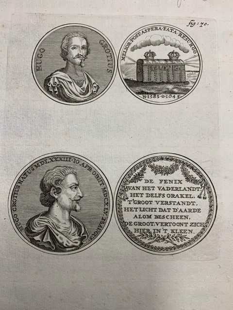 - Hugo de Groot/Hugo Grotius, engraving of two medals with portraits and text, as well as the book chest in which Hugo de Groot escaped from Loevestein castle.