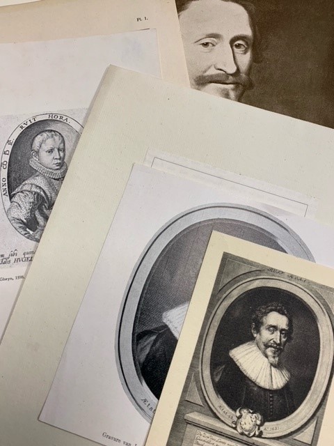 Set of 38 reproductions from the book by Van Beresteyn of portraits of Hugo de Groot, with: 4 other reproductions of portraits.