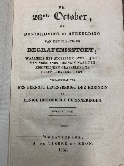 De 26e October of beschrijving en afbeelding van den plegstigen begrafenisstoet, waarmede het stoffelijk overblijfsel van Neerlands Koningin naar den Koninklijken grafkelder te Delft is overgebragt. Voorafgegaan door een beknopt levensberigt der Koningin