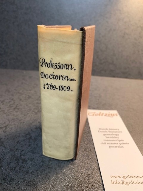  - Naamen en Woonplaatsen van de heeren professoren in het illustre atenaeum, hortus medicus en collegium chirurgicum en der doctoren practiseerende in de medicynen. Nevens de jaaren derzelver promotie.