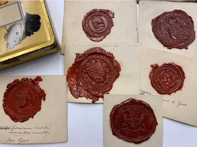 Wax seals of the city of Goes in Zeeland in metal cigar box.