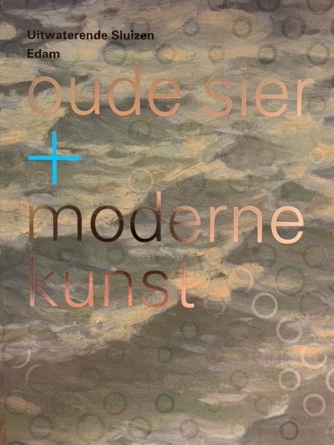 Oude sier + modernu kunst uitwaterende sluizen Edam.