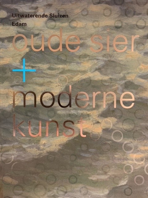  - Oude sier + modernu kunst uitwaterende sluizen Edam.