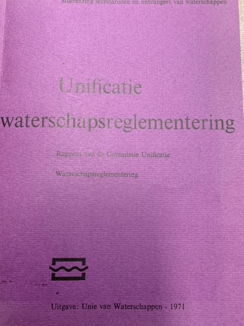 Unificatie waterschapsreglementering. Rapport van de commissie unificatie waterschapsreglementering.