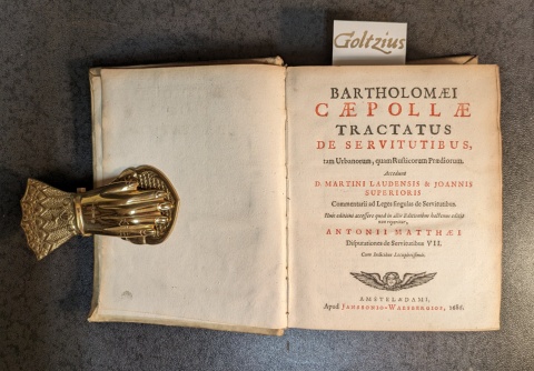 CIPOLLA, B., Bartholomæi Cæpollæ tractatus de servitutibus, tam urbanorum quam rusticorum prædiorum. Accedunt D. Martini Laudensis & Joannis Superioris Commentarii ad leges singulas de servitutibus, (...) Antonii Matthæi Disputationes VII.