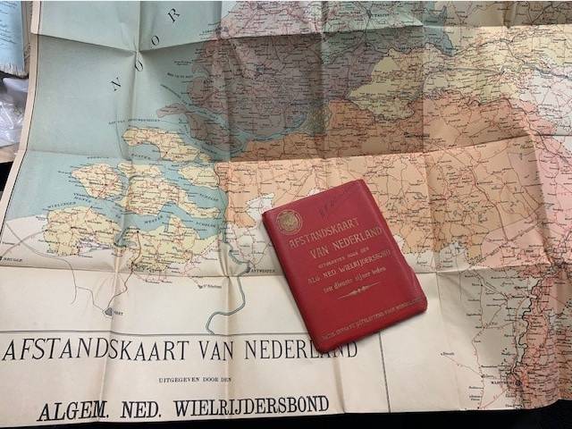 Afstandskaart van Nederland uitgegeven door den Alg. Ned/ Wielrijdersbond ten dienste van zijner leden.