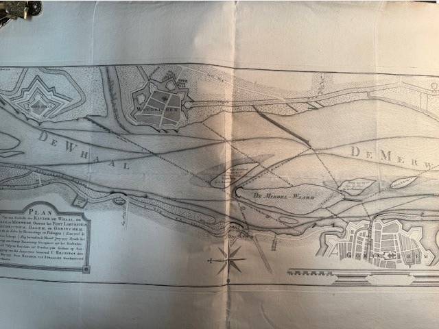 Plan van een gedeelte der rivier de Whaal, de Maas en Merwede, Omtrent het fort Loevestein, Woudrichem, Dalem en Gorinchem. gedaan (...) Juny 1777 (...)  op Aanzegging van den Inspecteur Generaal C. Brunings door Hendrik van Straalen.