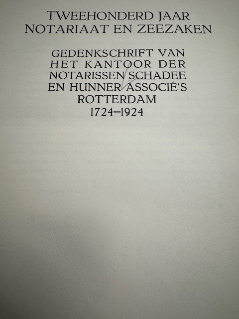 SCHADEE, Tweehonderdjaar notariaat en zeezaken. Gedenkschrift van het kantoor der notarissen Schadee en hunner associes. Rotterdam 1724-1924.