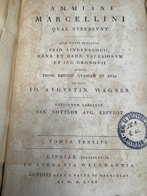 Ammiani Marcellini quae supersunt. Tomus tertius. Cum notis integris Frid. Lindenbrogii, Henr. Et Hadr. Valesiorum. Gronovii quibus Thom. Reinesii quasdam et suas adiecit J. Augustin Wagner. Edition absolvit Car Gottlob Aug. Erfurdt.