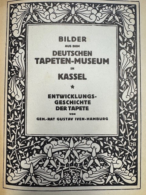 IVEN-HAMBURG, G., Bilder aus dem Deutschen Tapeten-Museum in Kassel. Entwicklunggeschichte der Tapete/Heimat-Schollen, Dem Kasseler Tapeten-Museum zum 10jahrigen Jubilaum.