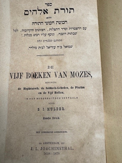 De vijf boeken van Mozes, benevens de Haptharoth, de Sabbath-gebeden, de piutim en de vijf rollen in het Nederduitsch vertaald door S.I. Mulder.