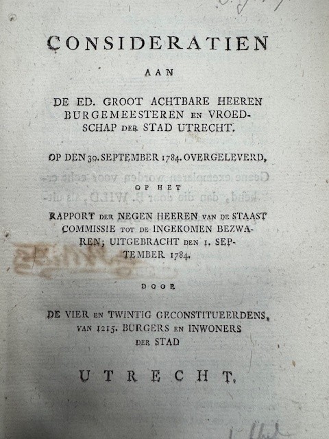 Consideratien aan de ... burgemeesteren en vroedschap der stad Utrecht. Op den 30. september 1784. overgeleverd, op het rapport der negen heeren van de staats commissie tot de ingekomen bezwaren; uitgebracht den 1. september 1784. / Door de vier en twinti