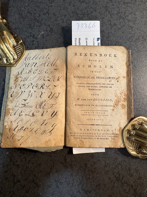 HOONAARD, W. VAN DEN, Rekenboek voor de scholen in het Koningrijk der Nederlanden, ingerigt overeenkomstig het nieuwe stelsel van maten, gewigten en muntspecien. Tweede stukje, derde druk.