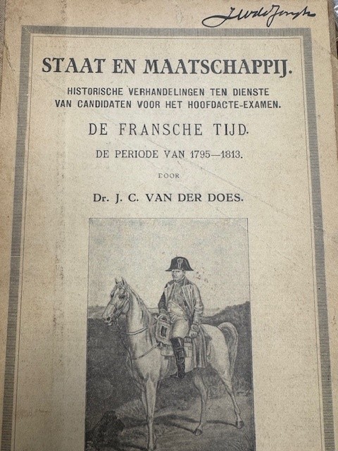 DOES, J.C. VAN DER, Staat en maatschappij. Historische verhandelingen ten dienste van candidaten voor het hoofdacte-examen. De Fransche tijd dew periode van 1795-1813.