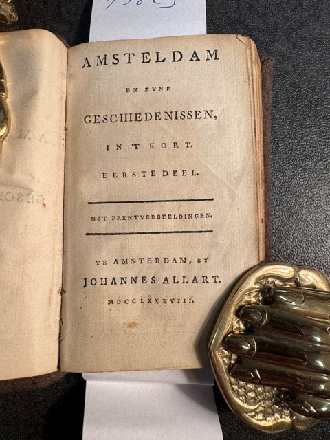 Amsteldam en zyne geschiedenissen in 't kort, Met prentverbeeldingen.