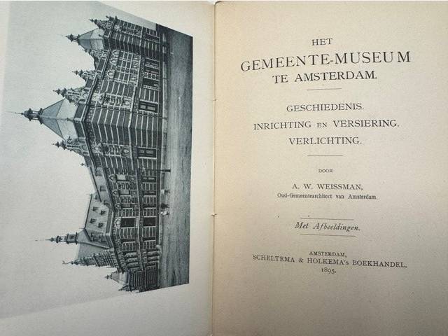 WEISSMAN, A.W., Het Gemeente-museum te Amsterdam. Geschiedenis. Inrichting en versiering. Verlichting. Met afbeeldingen.