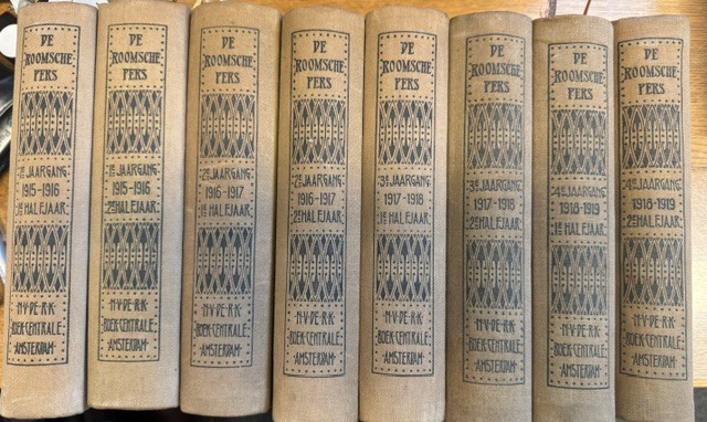 De Roomsche Pers bevattende een overzicht van de belangrijke artikelen verschenen in dag- en weekbladen en tijdschriften.