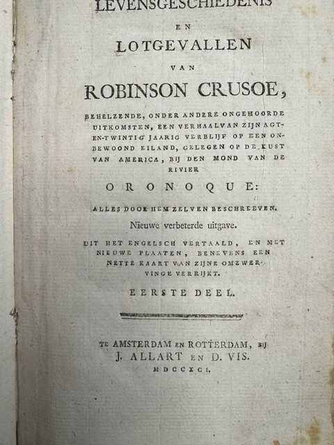 DEFOE, D., Levensgeschiedenis en lotgevallen van Robinson Crusoe, : behelzende, onder andere ongehoorde uitkomsten, een verhaal van zijn agt-en-twintig jaarig verblijf op een onbewoond eiland, gelegen op de kust van America, bij den mond van de rivier Oronoque: / al